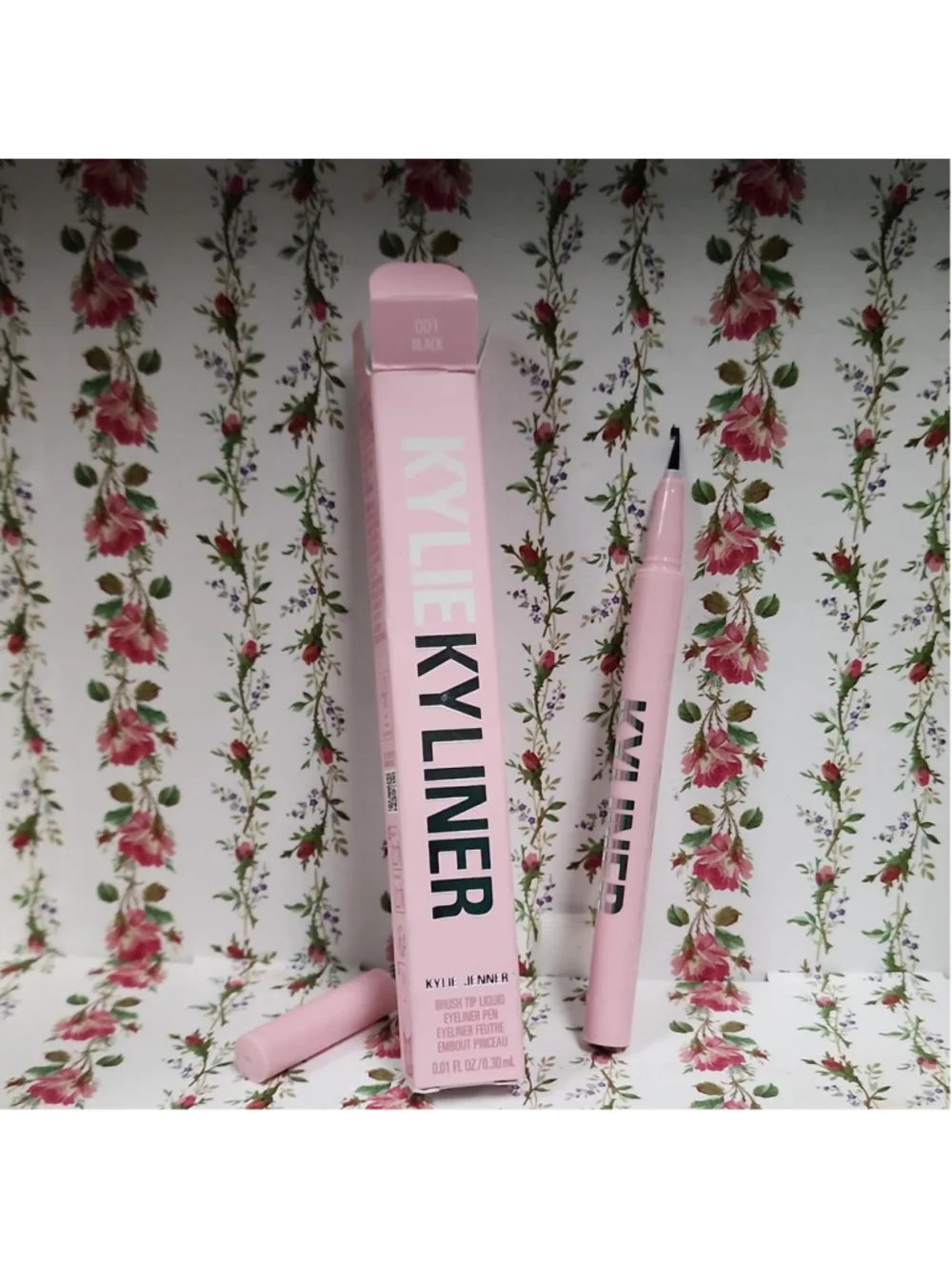 Kylie Jenner Liquid Eyeliner in Black #kylie #eyeliner
